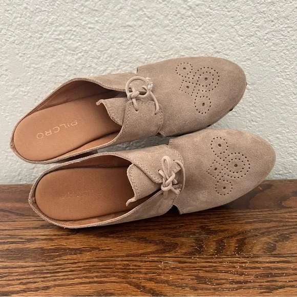Anthropologie Pilcro Kilty Suede Clog Heels Size 9 Mules & Clogs